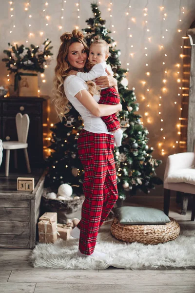 Hermosa madre rubia y bebé en Navidad. —  Fotos de Stock