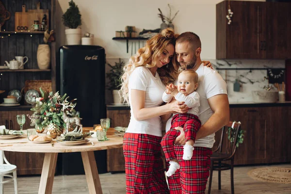 Ung familj i köket på julafton — Stockfoto