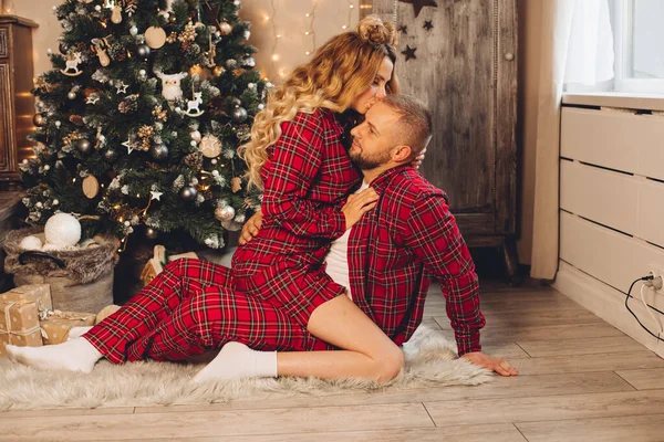 Cuplu tânăr bucurându-se de o seară romantică în ajunul Crăciunului — Fotografie, imagine de stoc