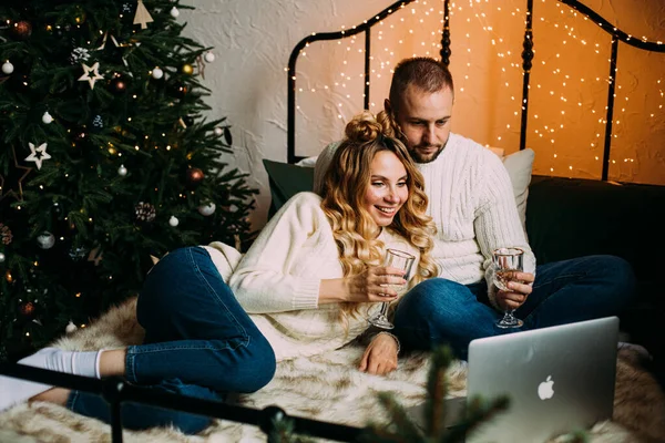 Fröhliches verliebtes Paar schaut gemeinsam Filme am Weihnachtsbaum — Stockfoto