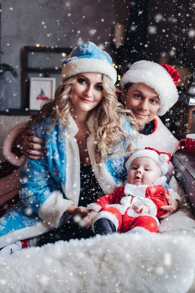 Vrolijke dame met baby en echtgenoot gekleed voor kerstfeest — Stockfoto