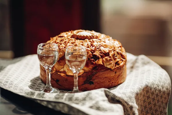 Nagy finom gyönyörű kenyér két pohár alkohollal — Stock Fotó