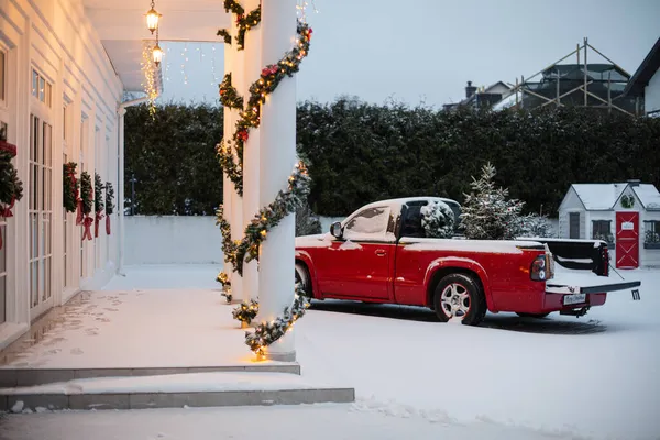 Casa decorata per Natale con auto rossa — Foto Stock