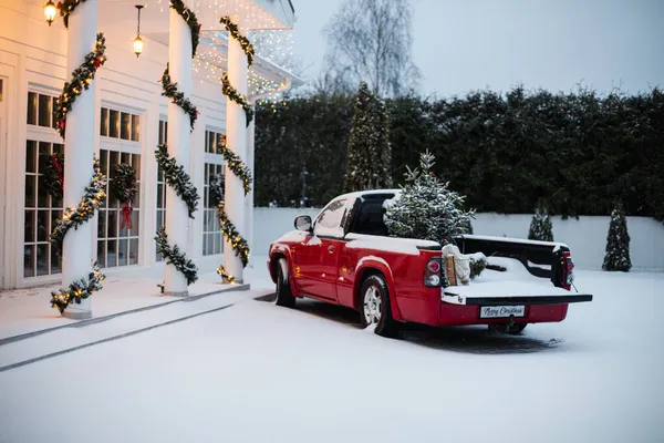 Casa decorata per Natale con auto rossa — Foto Stock