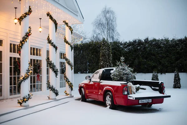 Casa decorata per Natale con auto rossa — Foto Stock