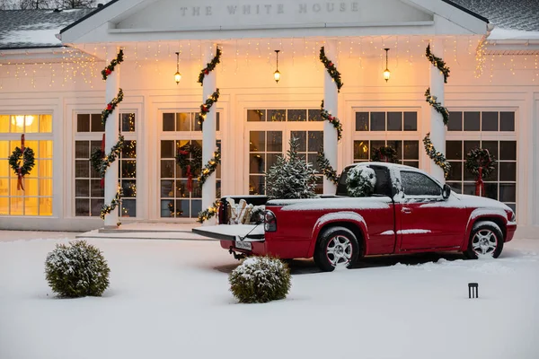 크리스마스를 위해 빨간 자동차로 장식된 집 — 스톡 사진
