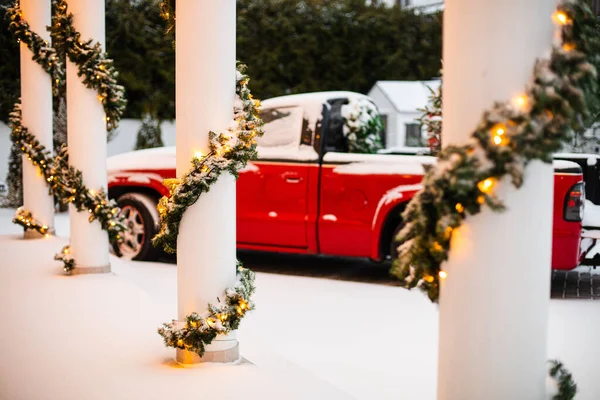 Casa decorata per Natale con auto rossa — Foto Stock