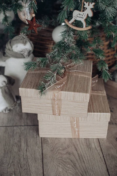 Albero di Natale elegante con regali sotto di esso . — Foto Stock