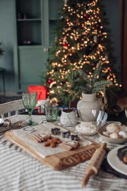 Ayna ve kürk dallı güzel bir şömine..