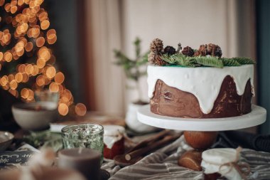 Noel ve Yeni Yıl için dekore edilmiş beyaz modern mutfak.