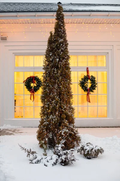 Casa decorata per Natale con auto rossa — Foto Stock