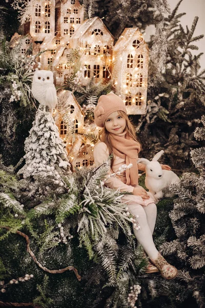 Caucasiano fêmea criança poses para a câmera em uma bela decoração de Natal — Fotografia de Stock