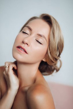 Gözleri kapalı muhteşem bir kadının portresi.