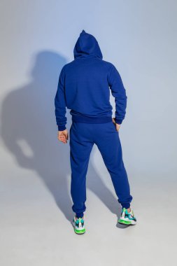 Mavi takım elbiseli tanınmaz halde..