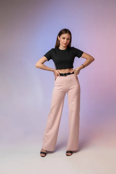 Modelo de moda menina posando em luz estúdio neon para a publicidade loja de roupas. Feminino elegante conceito guarda-roupa. — Fotografia de Stock