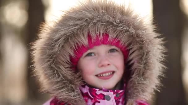 Dívka se v zimě usměje a stráví dobrý den, portrét — Stock video