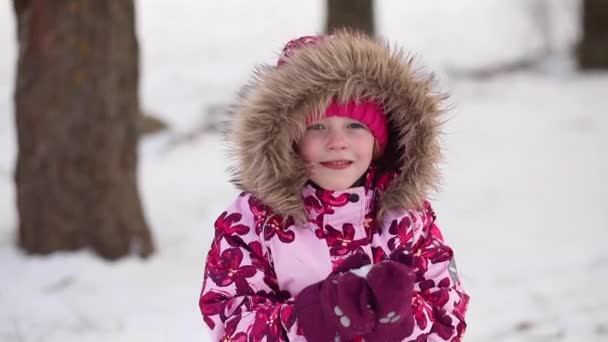 Dívka se v zimě usměje a stráví dobrý den, portrét — Stock video