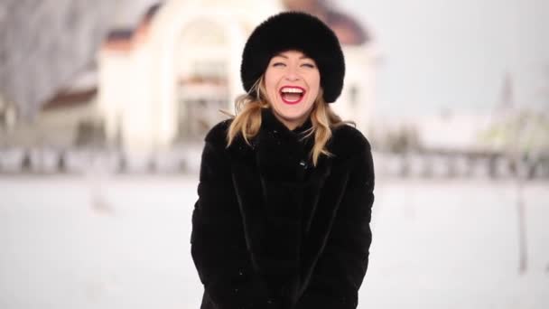 Женщина в зимней шляпе улыбается. Зимнее настроение. — стоковое видео