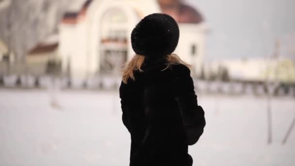 Uma mulher de chapéu de inverno sorri. Humor de inverno. — Vídeo de Stock