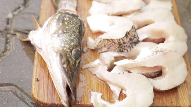 Memotong ikan segar dengan pisau. Mens tangan memotong ikan untuk makan siang — Stok Video