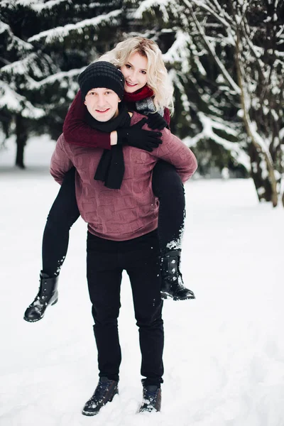 Happy couple in winter forest. — Stock Photo, Image