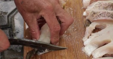 Taze balık. Restoran için tahtadan balık kesmek. Erkek şeflerin elleri balık kesiyor.