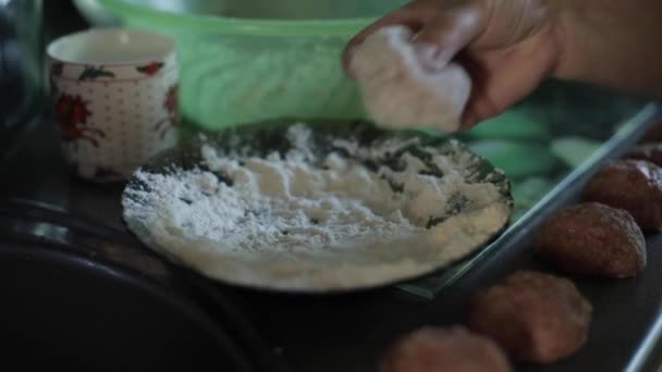 Freír chuletas. El proceso de cocción de chuletas. Una mujer cocina albóndigas para el almuerzo — Vídeo de stock
