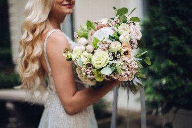 Düğün boquet ile lüks eve karşı poz mükemmel gelinlik Gelin.