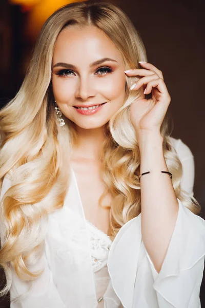 Belle mariée blonde souriante à la caméra posant dans la chambre . — Photo