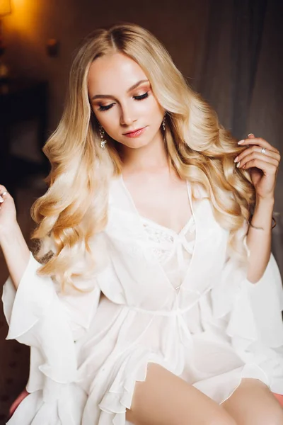 Schöne blonde Braut im Schlafzimmer, träumend mit geschlossenen Augen. — Stockfoto