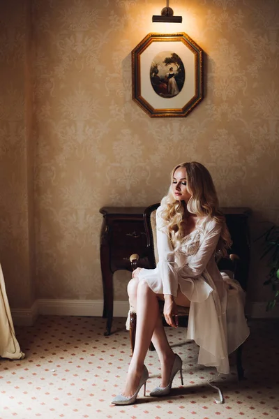 Gorgeousl blondie bride in luxury interior. — Stock Photo, Image