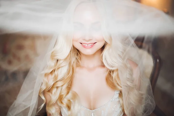 Černobílý portrét smyslnosti a okouzlující usměvavá nevěsta. — Stock fotografie