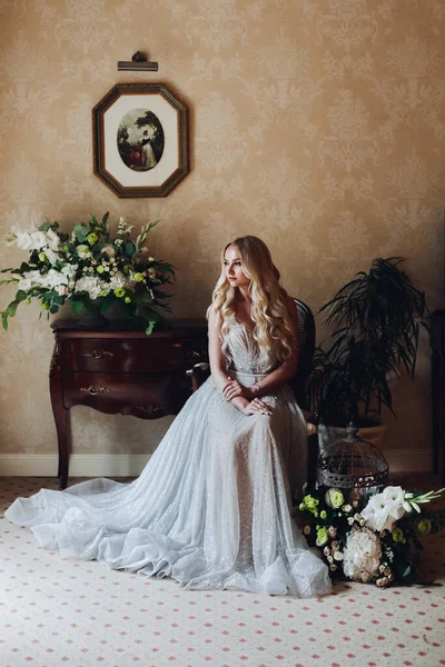 Splendida sposa bionda in interni di lusso al mattino. — Foto Stock