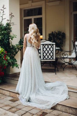 Güzel ve duygusal gelin onu damat bekliyor.