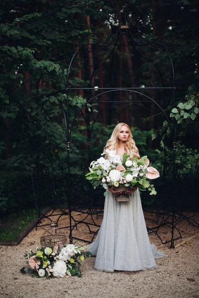 Splendida sposa bionda in perfetto abito da sposa in posa con grande boquet di nozze . — Foto Stock