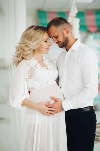 Hermosa pareja abrazando el estómago y tocando cara a cara . — Foto de Stock