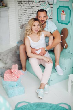 Ebeveynler merdivenlerde oturuyor ve mideyi kucaklıyorlar..