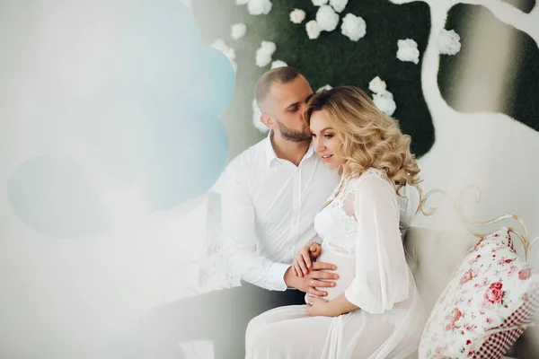 Belo casal abraçando estômago e tocando cara a cara . — Fotografia de Stock