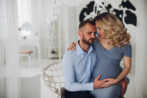 妊娠中の女性と彼女の夫を採用の Beautiiful カップル. — ストック写真