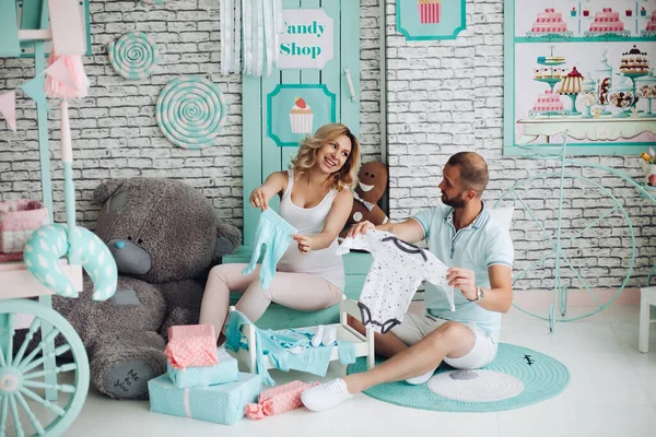 Prag 'lı kadın ve onun sevimli bebeği birbirlerine kıyafetlerini gösteriyorlar..