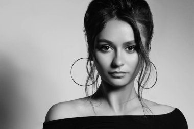 Stüdyoda poz seksi figür, uzun kahverengi glancy saçlı güzel kız.