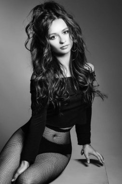 Stüdyoda poz seksi figür, uzun kahverengi glancy saçlı güzel kız.