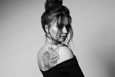 Stüdyoda poz seksi figür, uzun kahverengi glancy saçlı güzel kız.