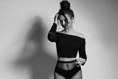 Stüdyoda poz seksi figür, uzun kahverengi glancy saçlı güzel kız.