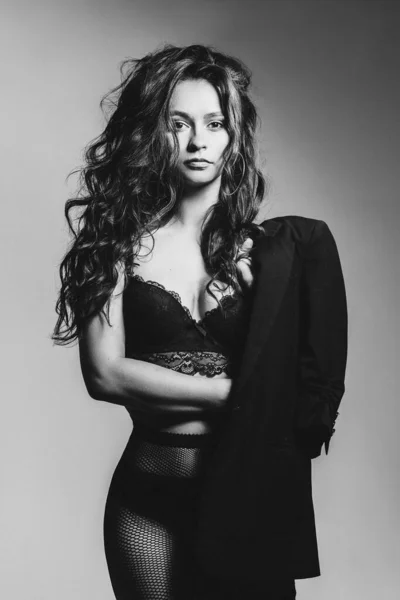 Jolie fille avec une silhouette sexy, les cheveux longs brun glancy posant au studio . — Photo