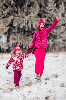 Şirin bir aile kış parkında eğleniyor. Anne ve kızı kışın kalın giysiler içinde oynuyorlar, eğleniyorlar, sarılıyorlar, seviniyorlar. Aile Günü