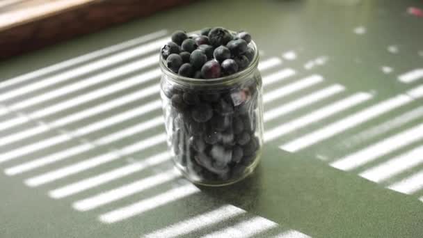 新鮮なブルーベリー。果実が注ぎ込まれます。便利なビタミン — ストック動画