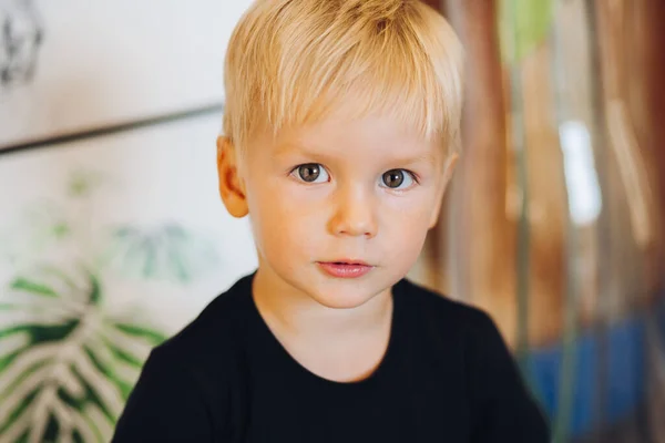 Dolce bambino, ritratto primo piano del bambino isolato su sfondo di legno, bambino carino con gli occhi blu. — Foto Stock