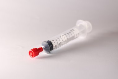 Kırmızı kapaklı şırınga