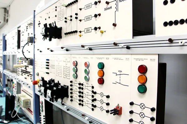 Kontrollpaneler i ett elektronik lab Royaltyfria Stockbilder